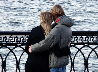 Couple : doit-on avouer à son compagnon qu'on a subi une chirurgie esthétique ?